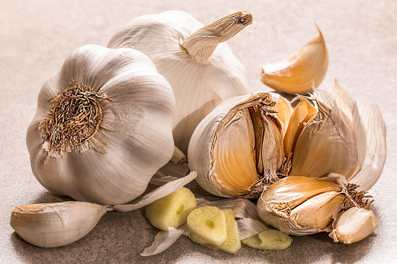 Garlic Essential Oil vs Garlic Olive Oil at the Store: Reading Labels