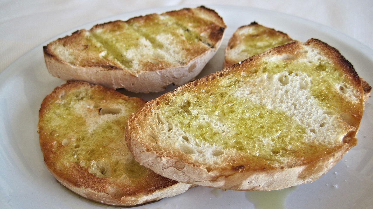 How to Make Garlic Infused Olive Oil at Home, Step by Step