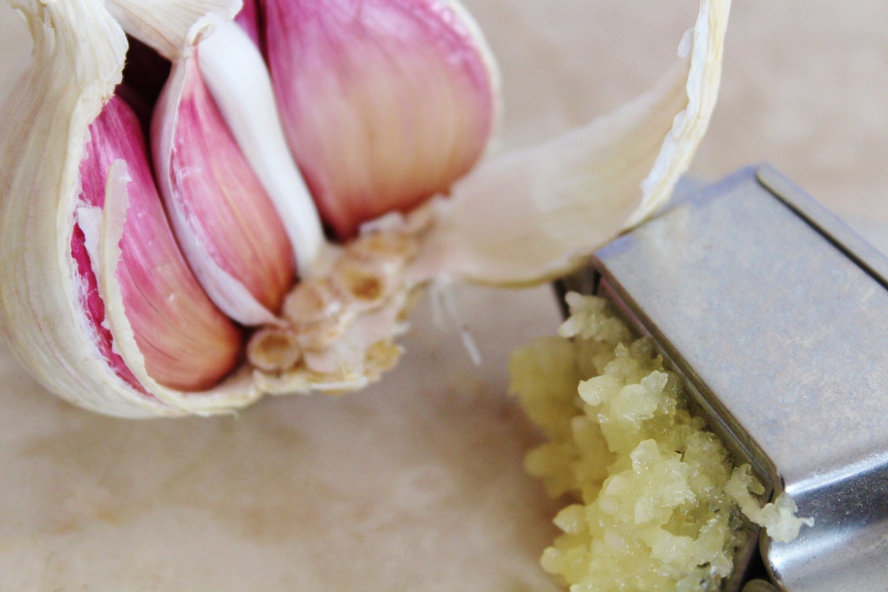 Why Garlic Oil Smells the Way It Does: Allicin and Sulfur Chemistry